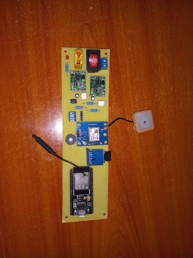 Flight computer design showing ESP32, GPS, barometric altimeter, 3-axis accelerometer, and gyroscope.